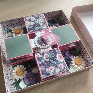 vue de dessus carte accordéon flowers, dans les tons de vert et de rose avec des fleurs en 3D