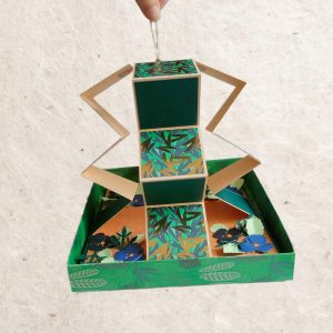 carte accordéon artisanale ouverte, avec une décoration florale dans les tons de vert et de bleu