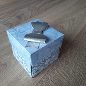 carte explosion box fermée qui ressemble à une boîte cadeau
