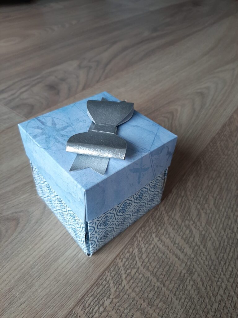 carte explosion box fermée qui ressemble à une boîte cadeau