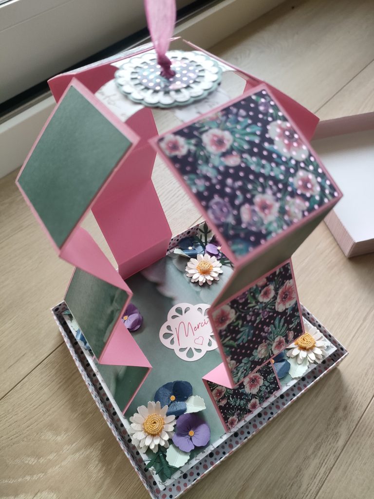 Carte accordéon artisanale fleurs qui se déplie et dévoile ses petits messages